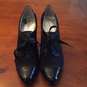 Tahari Black Patent Leather Spectator Heels. Sz 8